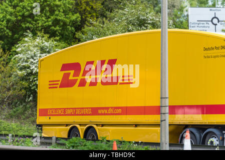 Northampton, UK - 10. Mai 2019: DHL-Lieferwagen Auf de Autobahn im Zeitraffer Stockfoto