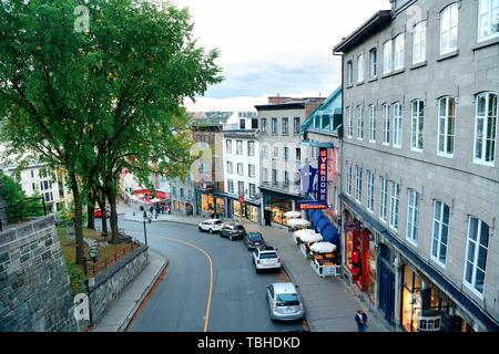 QUEBEC CITY, KANADA - SEP 10: Alte Straße mit Verkehr am 10. September 2012 in Quebec City, Kanada. Als die Hauptstadt der kanadischen Provinz Quebec, es ist eine der ältesten Städte in Nordamerika. Stockfoto