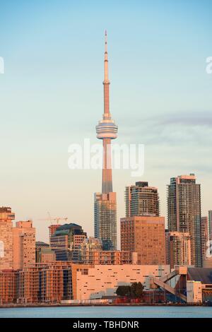 TORONTO, KANADA - 2. JULI: CN Tower closeup auf Juli 2, 2012 in Toronto. 1976 Videokopfreinigungsvorrichtung ausgerüstet wie der einzigartige Wahrzeichen von Toronto, war es die Welt den höchsten Turm für 34 Jahre Stockfoto