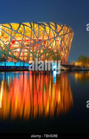 Peking, CHINA - 7 APR: Beijing National Stadium in der Nacht vom 7. April 2013 in Peking, China. Das Stadion wurde für die Olympische Sommerspiele 2008 und Paralympics gegründet. Stockfoto