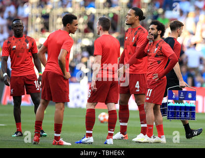 Von Links nach Rechts, von Liverpool Sadio Mähne, Trent Alexander-Arnold, Andrew Robertson, Virgil van Dijk und Mohamed Salah Aufwärmen vor dem Finale der UEFA Champions League am Wanda Metropolitano, Madrid. Stockfoto