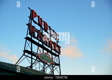 SEATTLE, WA - AUG 14: Public Market in der Innenstadt am 14. August 2015 in Seattle Zeichen. Seattle ist die größte Stadt im Bundesstaat Washington und dem pazifischen Nordwesten Nordamerikas Stockfoto