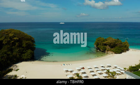 Tropischer Strand mit Sonnenliegen in der Nähe der Lagune mit türkisblauem Wasser Boracay, Philippinen, Luftbild. Meereslandschaft mit Strand auf der tropischen Insel. Sommer und Reisen Urlaub Konzept. Stockfoto