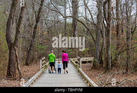 Familie gehen auf eine Wandern, Laufen, Radfahren und fistness Wanderweg durch Wälder und Feuchtgebiete in Georgien Stockfoto