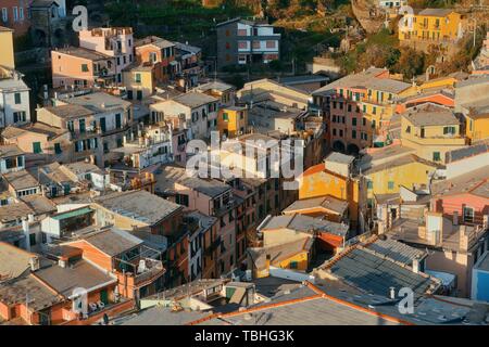 Luftaufnahme von Gebäuden in Vernazza, eines der fünf Dörfer in Cinque Terre, Italien. Stockfoto