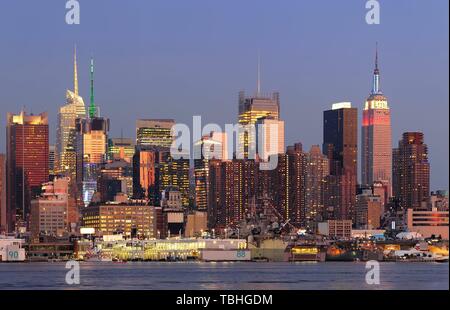 New York City Manhattan Sonnenuntergang Panorama mit historischen Wolkenkratzern über Hudson River mit schönen roten Farbe Sonnenschein Reflexion von New Jersey Weehawken Waterfront angesehen. Stockfoto