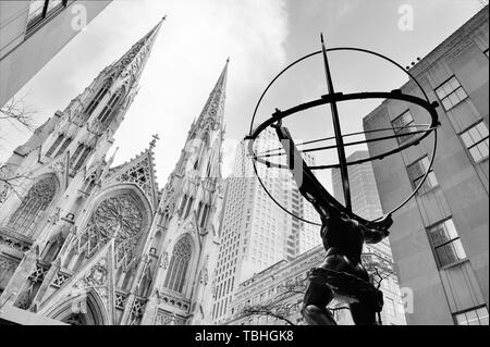 NEW YORK CITY, NY-DEZ 30: Atlas Statue und St. Patrick's Cathedral am 30 Dezember, 2011 in New York City. Die Fifth Avenue ist die teuerste Ladenflächen der Welt als Symbol der wohlhabenden New York. Stockfoto