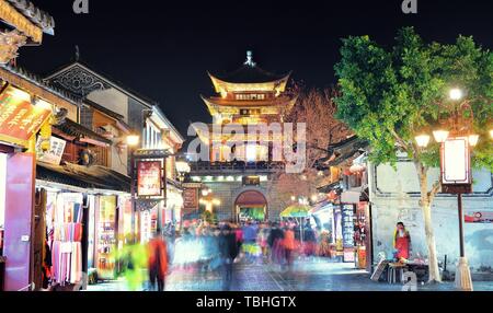 DALI, CHINA - 5 Dez.: Streetview in der Nacht auf den 5. Dezember 2014 in Dali, China. DALI ist die alte Hauptstadt von Nanzhao 8-9. Jahrhunderte und Königreich Dali und großen Reisen Sehenswürdigkeiten in China. Stockfoto