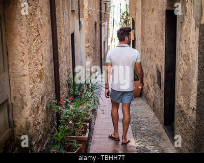 Rückspiegel der Menschen auf dem Weg in Alte italienische Stadt Stockfoto