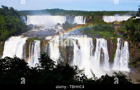 Allgemeine Betrachtung der beeindruckenden Iguazu Falls system in Brasilien Stockfoto