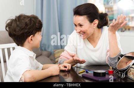 Portrait von glücklichen Frau mit freundlichen Unterhaltung mit ihrem jugendlichen Sohn zu Hause Stockfoto