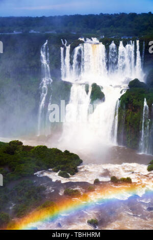 Allgemeine Betrachtung der beeindruckenden Iguazu Falls system in Brasilien Stockfoto