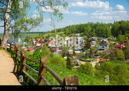 Malerischer Blick auf die kleinen und malerischen Stadt Shokhonka Plyos am Ufer des Flusses im Frühling, Russland Stockfoto