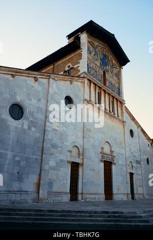 Die Kirche San Pietro Somaldi und Campanile in Lucca Italien Stockfoto