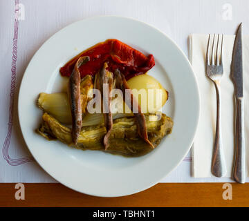 Blick von oben auf die traditionelle Katalanische escalivada von gegrillten Auberginen, Zwiebel und Paprika mit Sardellen Filets Stockfoto