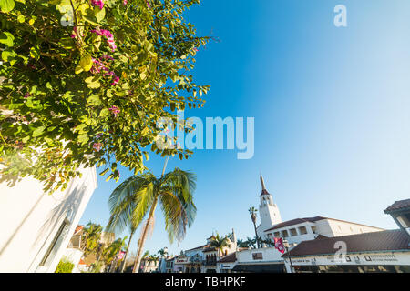 Santa Barbara, CA, USA - 26. Oktober 2016: Sonne über State Street in Downtown SB Stockfoto
