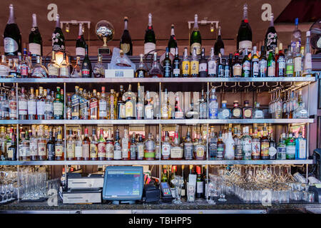 Los Angeles, 15. Mai: Viele Flasche Weine von einem Restaurant am 15. Mai 2019 in Los Angeles, Kalifornien Stockfoto