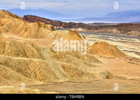 Farbenfrohe hügelige Formationen in der Nähe von Zwanzig Mule Team Canyon im Death Valley, Kalifornien, USA Stockfoto