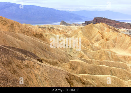 Farbenfrohe hügelige Formationen in der Nähe von Zwanzig Mule Team Canyon im Death Valley, Kalifornien, USA Stockfoto