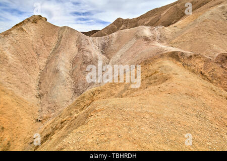 Farbenfrohe hügelige Formationen in der Nähe von Zwanzig Mule Team Canyon im Death Valley, Kalifornien, USA Stockfoto