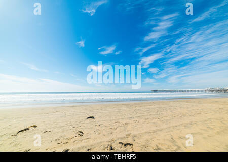 Kleine Wolken über Pacific Beach, Kalifornien Stockfoto