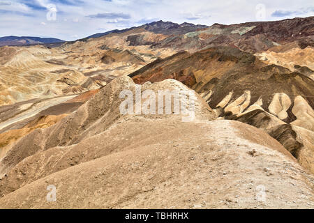 Farbenfrohe hügelige Formationen in der Nähe von Zwanzig Mule Team Canyon im Death Valley, Kalifornien, USA Stockfoto