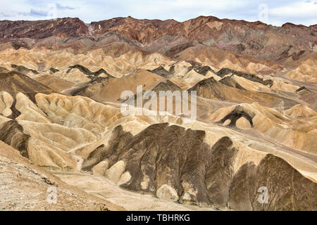 Farbenfrohe hügelige Formationen in der Nähe von Zwanzig Mule Team Canyon im Death Valley, Kalifornien, USA Stockfoto