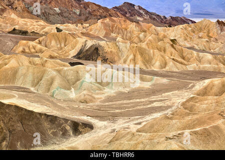 Farbenfrohe hügelige Formationen in der Nähe von Zwanzig Mule Team Canyon im Death Valley, Kalifornien, USA Stockfoto