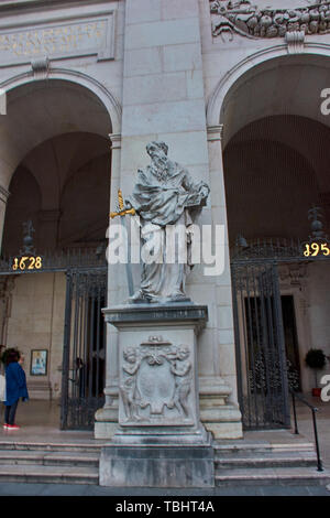 Details und Statuen vor der Innenraum der Salzburger Dom. Außenansicht der Salzburger, es ist eine Barocke römisch-katholischen Kirche in Salzburg. Stockfoto