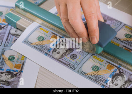 US-Dollar Cutter schneiden gefälschte Banknoten, gefälschtes Geld Geldfälschung Stockfoto