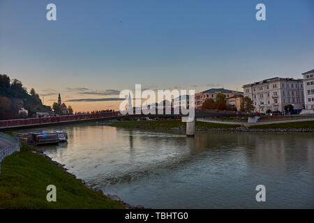 Liebe Sperren auf Makartsteg Brücke über die Salzach in Salzburg, Österreich Stockfoto