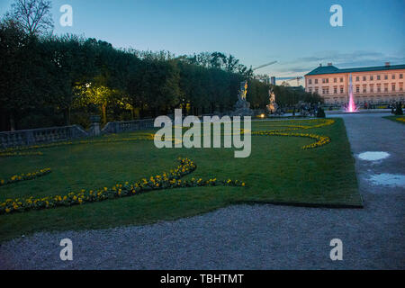 Wunderschöne Aussicht auf Schloss Mirabell und dessen Gärten am Abend. Nacht Landschaft im Schloss Mirabell, Salzburg, Österreich Stockfoto
