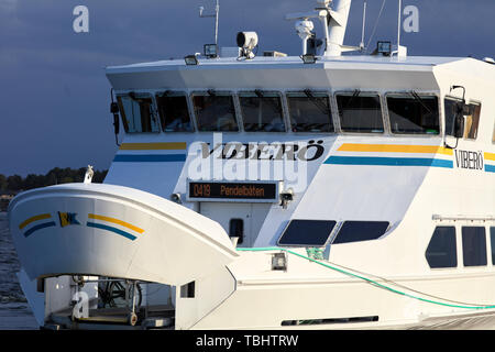 Pendlerboot Viberö (Waxholmsbolaget) in Karlsudd, bei Vaxholm, Schweden Stockfoto