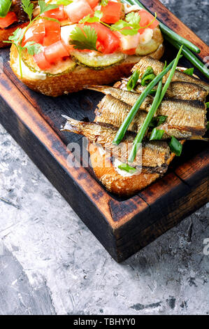 Auswahl an traditionellen italienischen Bruschetta. Appetitlich bruschetta. Vielzahl von kleinen Sandwiches Stockfoto