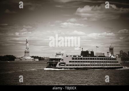 NEW YORK CITY, NY - 11 JUL: Staten Island Ferry mit Freiheitsstatue in New York City am 11. Juli 2014. Es starten Dienst seit 1905 und trägt mehr als 21 Millionen Passagiere pro Jahr Stockfoto