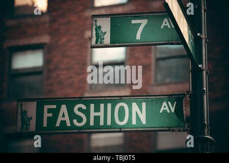 NEW YORK CITY - 19 FEB: Fashion Avenue Straßenansicht am 19. Februar 2014 in Manhattan, New York City. Es ist mit 8.4M Einwohnern die bevölkerungsreichste Stadt in den Vereinigten Staaten. Stockfoto