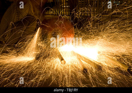 Schneiden von Metall mit CNC-laser Stockfoto