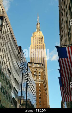 New York City - SEP 11: Empire State Building gesehen von der Straße am 11. September 2015 in New York City. Mit 8.5M, New York City ist die ist die bevölkerungsreichste Stadt in den Vereinigten Staaten. Stockfoto