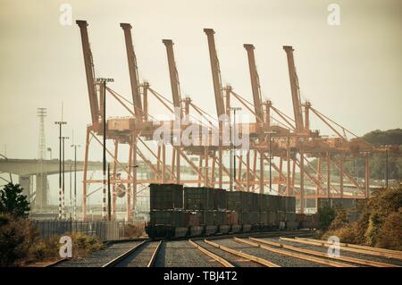 SEATTLE, WA-AUG 14: Crane Tower und Cargo Zug am Meer Port am 14. August 2015 in Seattle. Seattle ist die größte Stadt des Staates Washington, USA und den Pazifischen Nordwesten der Region Nordamerika Stockfoto