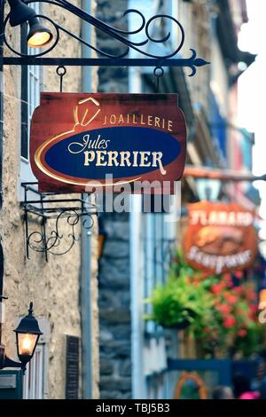 QUEBEC Stadt, Kanada - SEP 10: Geschäfte in Straße am 10. September 2012 in Quebec City, Kanada. Die Hauptstadt der kanadischen Provinz Quebec ist es eine der ältesten Städte in Nordamerika. Stockfoto