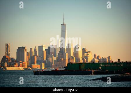 NEW YORK CITY - SEP 20: One World Trade Center in Manhattan Downtown am 20. September 2013 in New York City. Es ist das 4. höchste Gebäude der Welt. Stockfoto