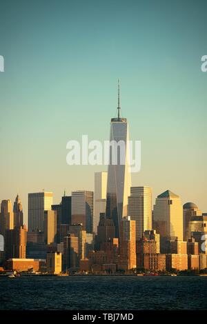 NEW YORK CITY - SEP 20: One World Trade Center in Manhattan Downtown am 20. September 2013 in New York City. Es ist das 4. höchste Gebäude der Welt. Stockfoto