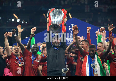 Liverpool Manager Jürgen Klopp hebt die Trophäe mit seinem Team nach dem Gewinn der UEFA Champions League Finale bei den Wanda Metropolitano, Madrid. Stockfoto