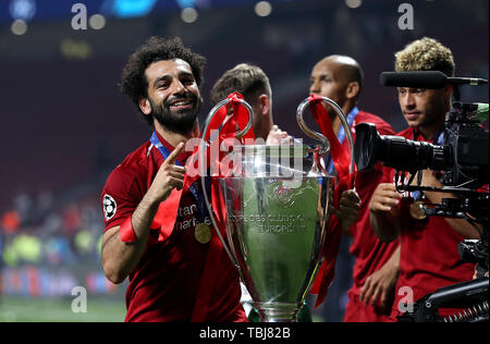 Liverpools Mohamed Salah feiert mit der Trophäe, nachdem das Finale der UEFA Champions League am Wanda Metropolitano, Madrid. Stockfoto