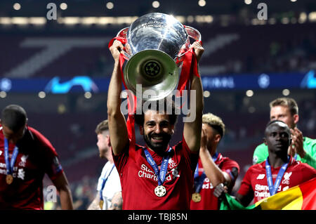 Liverpools Mohamed Salah feiert mit der Trophäe, nachdem das Finale der UEFA Champions League am Wanda Metropolitano, Madrid. Stockfoto