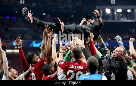 Liverpool Manager Jürgen Klopp wird durch seine Spieler nach dem Gewinn der UEFA Champions League Finale bei den Wanda Metropolitano, Madrid aufgehoben. Stockfoto