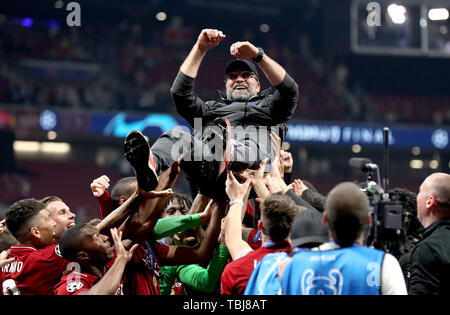 Liverpool Manager Jürgen Klopp wird durch seine Spieler nach dem Gewinn der UEFA Champions League Finale bei den Wanda Metropolitano, Madrid aufgehoben. Stockfoto