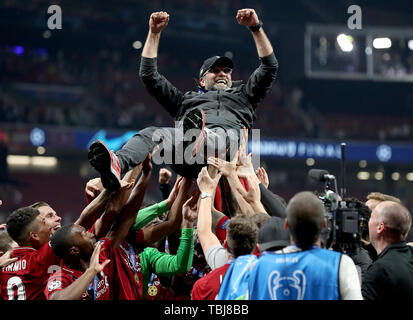 Liverpool Manager Jürgen Klopp wird durch seine Spieler nach dem Gewinn der UEFA Champions League Finale bei den Wanda Metropolitano, Madrid aufgehoben. Stockfoto