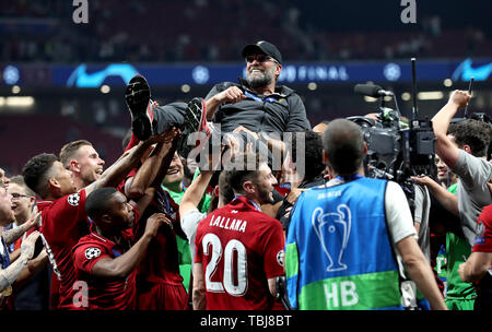 Liverpool Manager Jürgen Klopp wird durch seine Spieler nach dem Gewinn der UEFA Champions League Finale bei den Wanda Metropolitano, Madrid aufgehoben. Stockfoto