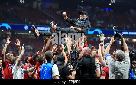 Liverpool Manager Jürgen Klopp ist in die Luft zu werfen, die von seinen Spielern nach dem Gewinn der UEFA Champions League Finale bei den Wanda Metropolitano, Madrid. Stockfoto